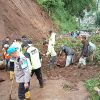 Gotong Royong Warga Bunutin Atasi Longsor yang Ganggu Saluran Irigasi